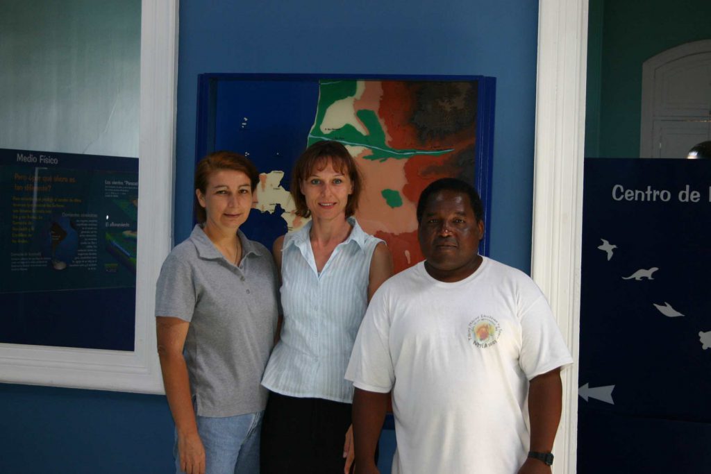 Monica Echegaray, Denise Wenger und Julio Reyes im ACOREMA-Meeresschutzzentrum 2005