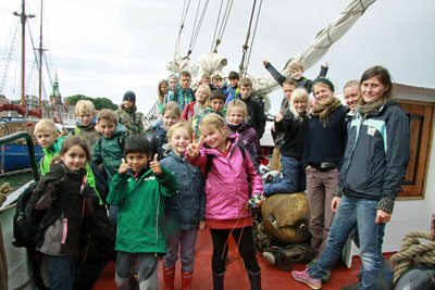 Begeisterte Kindergruppe an Bord der Pippilotta. 