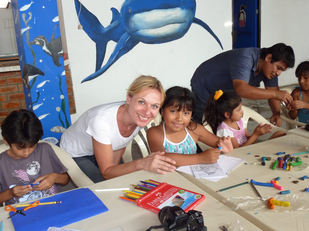 Delfinschutzprojekt Peru Paracas: Biologin Denise Wenger zu Besuch bei ACOREMAs Sommerferienkurs für Fischerkinder in San Andres